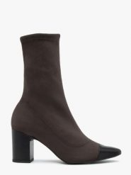 Brązowe elastyczne botki z czarnym noskiem. Brązowe botki damskie Ryłko, ze skóry, eleganckie, bez obcasa, na obcasie, bez zapięcia. Za 429.99 zł.