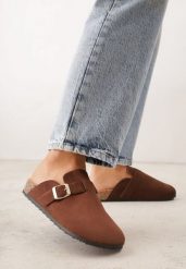 Ciemnobrązowe Klapki Ozdobione Klamrą na Pasku Zelevelis. Brązowe klapki damskie Renee, bez wzorów, z jeansu, bez obcasa, na obcasie, bez zapięcia. Za 69.99 zł.