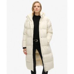 Długi pikowany płaszcz z kapturem. Białe płaszcze damskie Superdry, bez wzorów, z kapturem. W wyprzedaży za 525.20 zł.