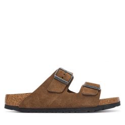 Klapki Birkenstock. Brązowe klapki damskie Birkenstock, bez wzorów, bez obcasa, bez zapięcia. Za 549.99 zł.