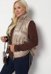 Beżowa Kamizelka Pikowana z Wysokim Kołnierzem i Kieszeniami Irinae. Brązowe kamizelki damskie Born2be, xl, bez wzorów, z materiału, bez kaptura. Za 149.99 zł.