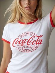 Bawełniana piżama dwuczęściowa Coca-Cola - biały. Białe piżamy damskie Sinsay, bez wzorów, z bawełny, bez ramiączek. Za 49.99 zł.