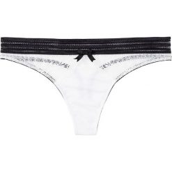 Stringi bonprix ecru-czarny. Białe stringi bonprix, w koronkowe wzory, z koronki. Za 29.99 zł.