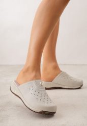 Beżowe Klapki Ozdobione Tłoczeniem Perforacją i Metaliczną Aplikacją Arihari. Brązowe klapki damskie Born2be, z aplikacjami, bez obcasa, na płaskiej podeszwie, bez zapięcia. Za 79.99 zł.