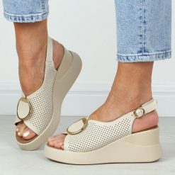 Beżowe skórzane sandały damskie na koturnie T.Sokolski L26-248. Brązowe sandały damskie Sokolski, bez wzorów, z materiału, bez obcasa, na koturnie, bez zapięcia. Za 229.00 zł.