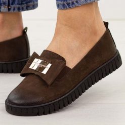 Czekoladowe skórzane Polskie półbuty damskie Deoni D057. Brązowe półbuty damskie Deoni, na jesień, z aplikacjami, ze skóry, z okrągłym noskiem, bez obcasa, na płaskiej podeszwie, bez zapięcia. Za 429.00 zł.