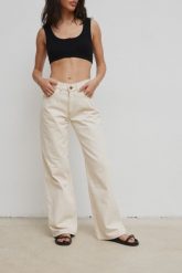 Spodnie jeansowe z szerokimi nogawkami w kolorze LIGHT BEIGE - MANHATTAN-L. Brązowe spodnie materiałowe damskie Marsala, z aplikacjami, z denimu. Za 459.90 zł.