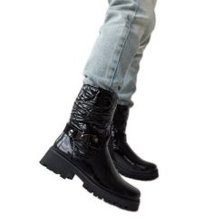 Czarne lakierowane buty z ozdobnym paskiem Lido. Czarne botki damskie na zimę, z lakierowanej skóry, eleganckie, z okrągłym noskiem, za kostkę, bez obcasa, na obcasie, bez zapięcia. Za 118.17 zł.