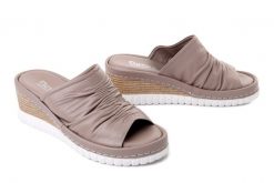 Artiker Relaks 58C1370 vison, klapki damskie. Brązowe klapki damskie Artiker Relaks, bez wzorów, bez obcasa, na koturnie, bez zapięcia. Za 249.90 zł.