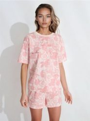 Bawełniana piżama dwuczęściowa z nadrukiem w kwiaty - różowy. Czerwone piżamy damskie Sinsay, bez wzorów, z bawełny, bez ramiączek. Za 39.99 zł.