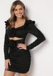 Czarna Drapowana Sukienka Mini z Rozcięciami i Kwiatami Jadinia. Czarne sukienki damskie Born2be, z aplikacjami, eleganckie, bez ramiączek. W wyprzedaży za 169.99 zł.