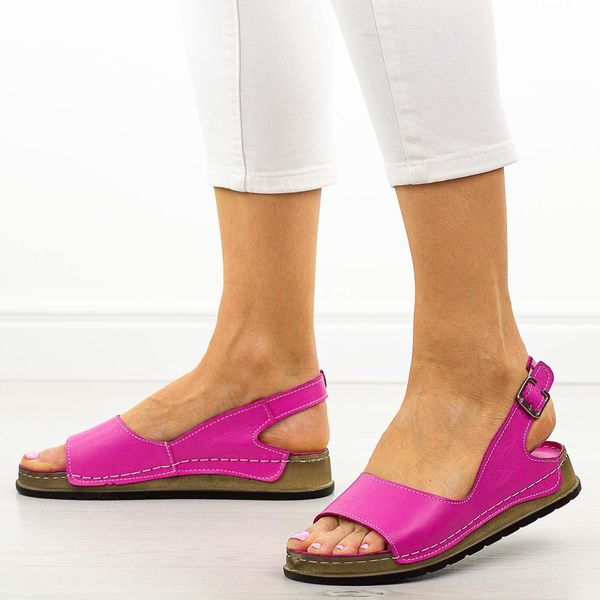 Fuksja skórzane sandały damskie T.Sokolski 306. Czerwone sandały damskie Sokolski, bez wzorów, ze skóry, bez obcasa, na płaskiej podeszwie, bez zapięcia. Za 259.00 zł.