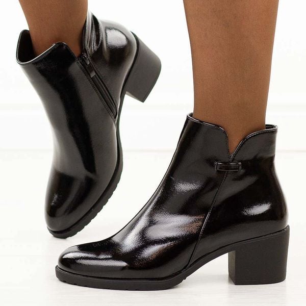 Czarne lakierowane botki damskie na obcasie M.Daszyński Sa128-61. Czarne botki damskie M.Daszyński, na jesień, z jeansu, eleganckie, z okrągłym noskiem, bez obcasa, na obcasie, bez zapięcia. Za 199.00 zł.