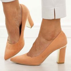 Morelowe zamsz Polskie czółenka damskie Suzana 852. Brązowe czółenka damskie Suzana, bez wzorów, z zamszu, bez obcasa, na słupku. Za 249.00 zł.