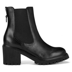 Botki Lasocki. Czarne botki damskie Lasocki, bez obcasa, na słupku, bez zapięcia. Za 279.99 zł.