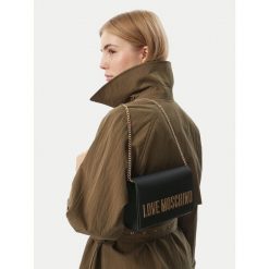Torebka LOVE MOSCHINO. Czarne torebki wieczorowe damskie Love Moschino, bez wzorów, bez dodatków. Za 699.99 zł.