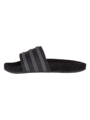 Adidas Skórzane klapki "Adilette" w kolorze czarnym rozmiar: 35 2/3. Czarne klapki damskie Adidas, bez wzorów, z otwartym noskiem, bez obcasa, bez zapięcia. Za 96.83 zł.