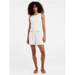 Kombinezon damski Protest PRTMAZU playsuit. Białe kombinezony damskie Protest, bez wzorów, bez kołnierzyka, bez ramiączek. W wyprzedaży za 215.99 zł.
