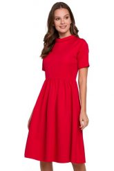 Elegancka rozkloszowana sukienka z wywiniętą stójką czerwona. Czerwone sukienki damskie Sukienki.shop, bez wzorów, biznesowe, bez ramiączek. Za 289.00 zł.