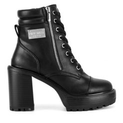 Botki Nine West. Czarne botki damskie Nine West, bez obcasa, na słupku, bez zapięcia. Za 349.99 zł.