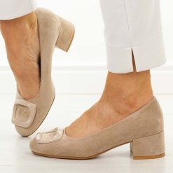 Beżowe czółenka damskie na obcasie Potocki 12825. Brązowe czółenka damskie POTOCKI, z aplikacjami, z zamszu, z okrągłym noskiem, bez obcasa, na obcasie. Za 199.00 zł.