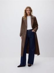 Płaszcz z imitacji skóry - brązowy. Brązowe płaszcze damskie Reserved, l, bez wzorów, ze skóry, bez kaptura. Za 359.99 zł.