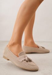 Beżowe Mokasyny z Imitacji Zamszu z Ozdobną Perforacją i Frędzlami Yenone. Brązowe mokasyny damskie Born2be, z jeansu, bez obcasa. Za 89.99 zł.