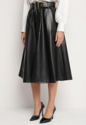 Czarna Rozkloszowana Spódnica z Imitacji Skóry Ozdobiona Paskiem Sewizelle. Czarne spódnice damskie Born2be, na co dzień, l, z aplikacjami, z bawełny, eleganckie, midi. Za 169.99 zł.
