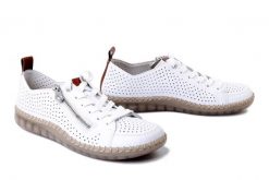 RIEKER N2405-80 white, półbuty damskie. Białe półbuty damskie Rieker, na lato, w ażurowe wzory, bez obcasa, bez zapięcia. Za 303.32 zł.