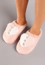 Różowe Kapcie na Grubej Podeszwie z Serduszkiem i Cyrkoniami Laoreina. Czerwone kapcie damskie Born2be, z jedwabiu. Za 29.99 zł.