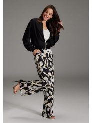 SWING Kurtka w kolorze czarnym rozmiar: 42. Czarne kurtki damskie Swing, bez wzorów, bez kaptura. Za 278.45 zł.