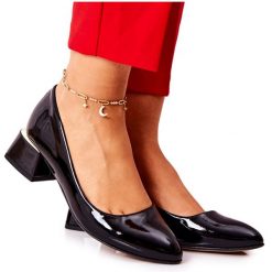 Lewski Shoes Skórzane Lakierowane Czółenka Lewski 3118 Czarne. Czarne czółenka damskie bez wzorów, z lakierowanej skóry, bez obcasa, na obcasie. Za 410.13 zł.
