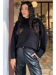 MADMEXT Sweter w kolorze czarnym rozmiar: S. Czarne swetry klasyczne damskie MADMEXT, s, bez kołnierzyka. Za 130.99 zł.