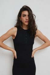 Dopasowana sukienka bez rękawów w kolorze TOTALLY BLACK - TARMA-XS. Czarne sukienki damskie Marsala, bez wzorów, z dzianiny, eleganckie, bez ramiączek. Za 249.90 zł.