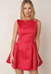 Czerwona Elegancka Sukienka o Rozkloszowanym Kroju Bez Rękawów Eupene. Czerwone sukienki damskie Born2be, bez wzorów, eleganckie, bez ramiączek. Za 199.99 zł.