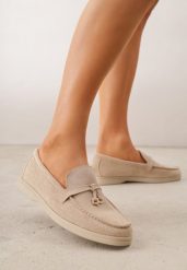 Beżowe Mokasyny VICES Casualowe ze Skórzaną Wkładką i Metalowymi Ozdobami Dinsmore. Brązowe mokasyny damskie Renee, z materiału, z okrągłym noskiem, bez obcasa. Za 89.99 zł.