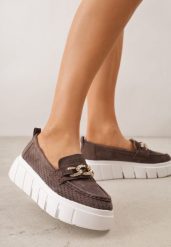 Brązowe Skórzane Mokasyny na Grubej Podeszwie Zdobione Perforacją i Łańcuszkiem Ariuk. Brązowe mokasyny damskie Born2be, z dzianiny, bez obcasa. Za 169.99 zł.