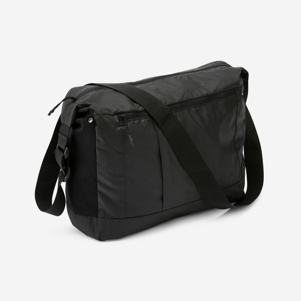 Torba turystyczna Forclaz Travel Compact 15 l. Czarne torby sportowe Decathlon, bez wzorów, z materiału, duże. Za 29.99 zł.