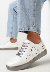 Srebrne Sneakersy z Błyszczącymi Sznurówkami i Wycięciami w Kształcie Gwiazdek Kawena. Szare obuwie sportowe damskie Born2be, bez zapięcia. Za 44.99 zł.