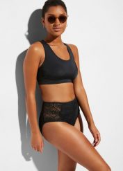 Figi bikini z wysoką talią. Czarne bikini bonprix, bez wzorów, z koronki. Za 79.99 zł.