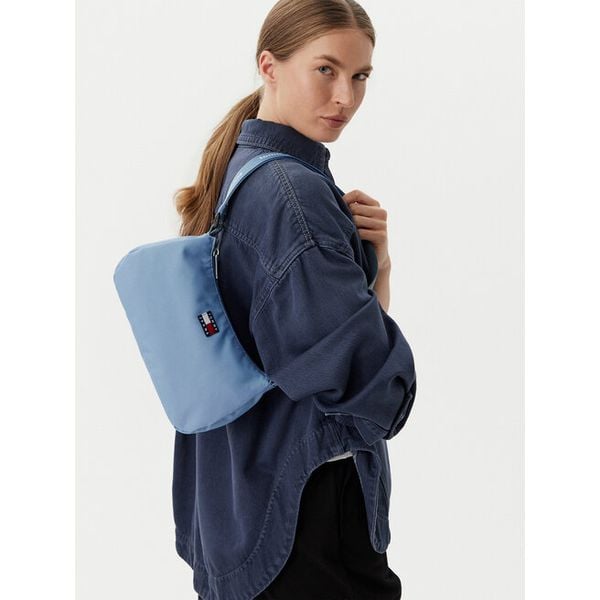 Torebka Tommy Jeans. Niebieskie torebki klasyczne damskie Tommy Jeans, z jeansu, bez dodatków. Za 249.99 zł.