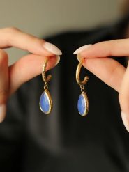 Pierres de Jade Pozłacane kolczyki-wkrętki z opalami rozmiar: onesize. Niebieskie kolczyki damskie Pierres de Jade, z opalem, pozłacane. Za 39.99 zł.