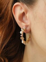 Pierres de Jade Pozłacane kolczyki-półkreole z perłami rozmiar: onesize. Brązowe kolczyki damskie Pierres de Jade, z kryształem, pozłacane. Za 34.99 zł.