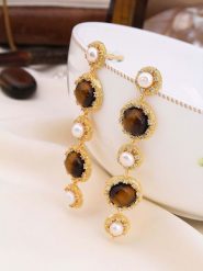 L'Atelier de Gaia Pozłacane kolczyki-wkrętki z perłami i tygrysim okiem rozmiar: onesize. Białe kolczyki damskie L'Atelier de Gaia, z perłą, pozłacane. Za 117.73 zł.