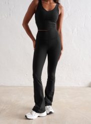 Damskie legginsy rozszerzane, wysoki stan, squat proof dla niskich Sense czarne. Czarne legginsy damskie Aim'n, xs, bez wzorów, z elastanu, z podwyższonym stanem, na fitness i siłownię. Za 339.00 zł.
