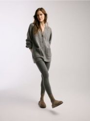 Dzianinowe legginsy - szary. Szare legginsy damskie Reserved, l, bez wzorów, z dzianiny. Za 119.99 zł.