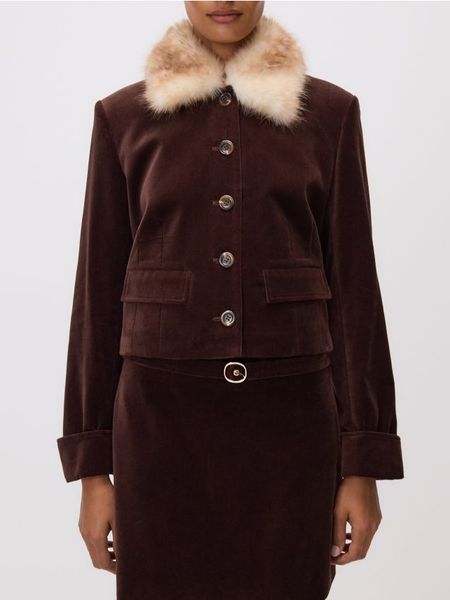Marynarka z kołnierzem z imitacji futra - ciemnobrązowy. Brązowe marynarki i żakiety damskie Reserved, l, bez wzorów, z bawełny. Za 259.99 zł.