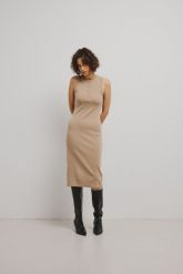 Dopasowana sukienka bez rękawów w kolorze BEIGE - TARMA-XS. Brązowe sukienki damskie Marsala, bez wzorów, z dzianiny, eleganckie, bez ramiączek. Za 249.90 zł.