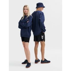 Luźna bluza z okrągłym dekoltem Hummel Bee. Niebieskie bluzy damskie Hummel, bez wzorów, bez kaptura. Za 210.60 zł.