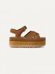 UGG Skórzane sandały "Aubrey" w kolorze jasnobrązowym rozmiar: 38. Brązowe sandały damskie Ugg, bez wzorów, ze skóry, z otwartym noskiem, bez obcasa, na koturnie, bez zapięcia. Za 549.06 zł.